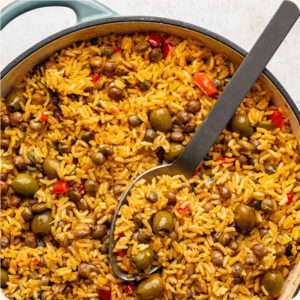 Image of a large plate of arroz con gandules